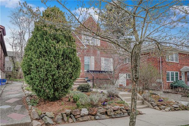 Exterior, Facade, Brick Facade, Rowhouse