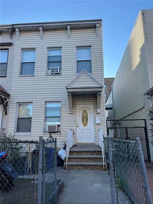 Exterior, Facade, Rowhouse