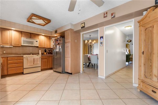 Chandelier, Dining room, Interior, Kitchen, Stainless Steel Appliances