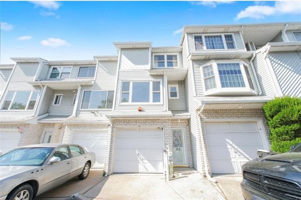 Attached, Exterior, Facade, Rowhouse