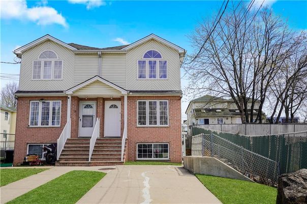 Exterior, Facade, Brick Facade, Rowhouse