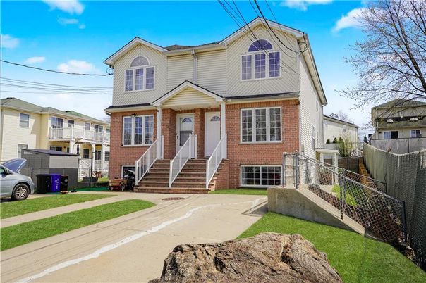 Exterior, Facade, Brick Facade, Rowhouse