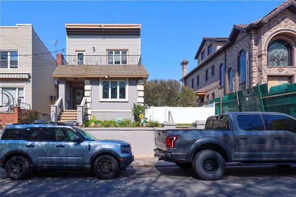 Exterior, Facade, Rowhouse