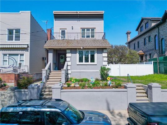 Exterior, Facade, Rowhouse