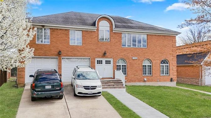 Attached, Exterior, Facade, Brick Facade, Georgian