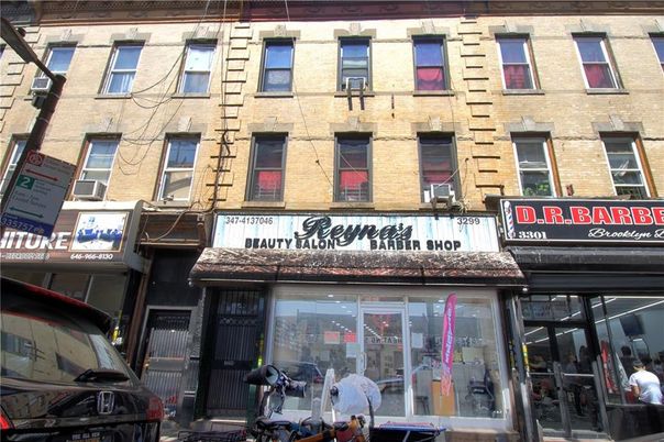 Exterior, Facade, Rowhouse