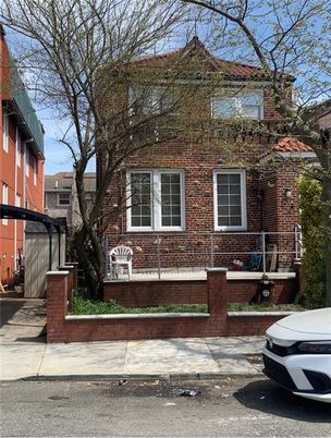 Exterior, Facade, Brick Facade, Rowhouse