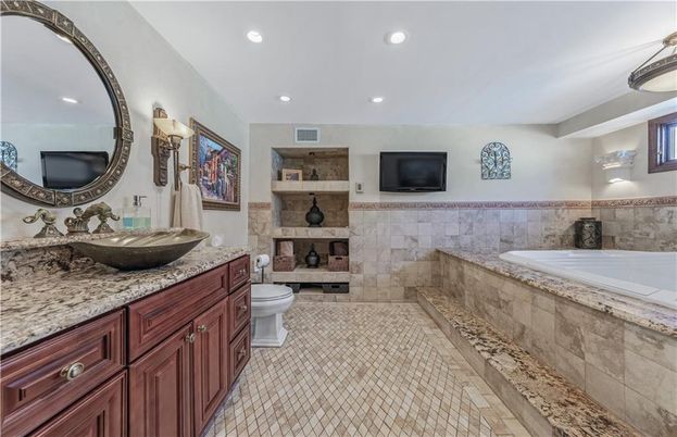 Bathroom, Dual Sink Vanities, Interior, Recessed Lighting
