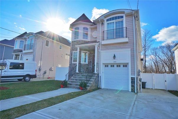 Attached, Exterior, Facade, Rowhouse