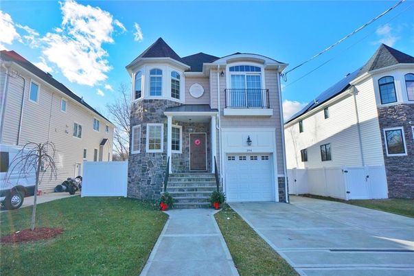 Attached, Exterior, Facade, Queen Anne Victorian