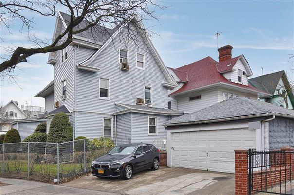 Attached, Exterior, Facade, Queen Anne Victorian