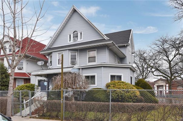 Exterior, Facade, Queen Anne Victorian