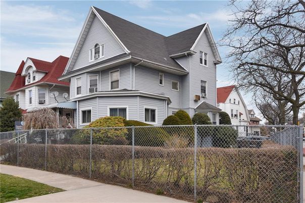 Exterior, Facade, Queen Anne Victorian