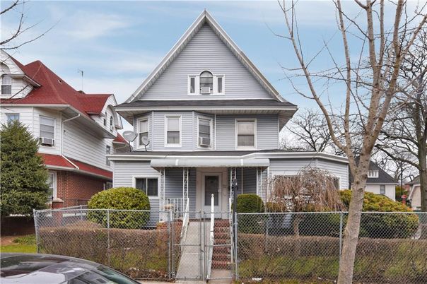 Exterior, Facade, Queen Anne Victorian