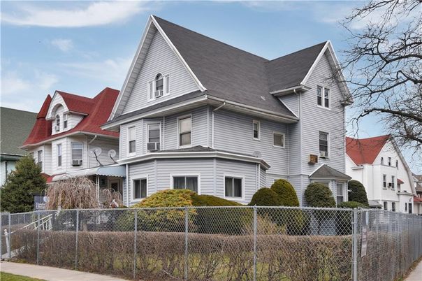 Exterior, Facade, Queen Anne Victorian