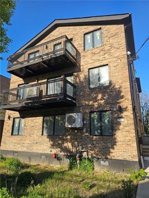 Exterior, Facade, Brick Facade, Rowhouse