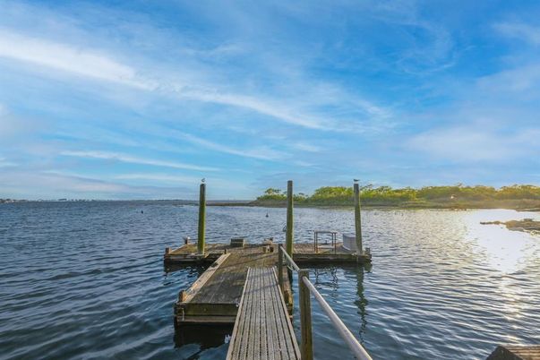 Exterior, Lake