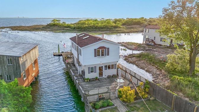 Exterior, Lake