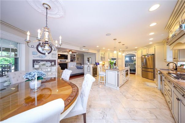 Chandelier, Dining room, Interior, Kitchen, Living room, Pendant Lights, Recessed Lighting, Stainless Steel Appliances