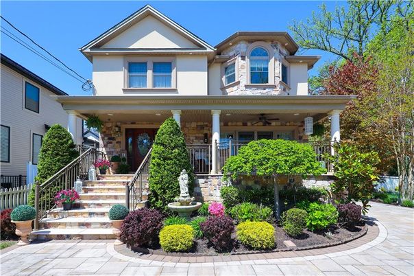 Exterior, Facade, Queen Anne Victorian