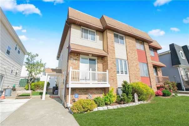 Exterior, Facade, Brick Facade, Rowhouse