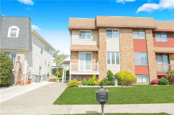 Exterior, Facade, Brick Facade, Rowhouse