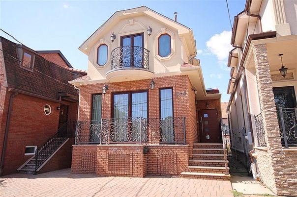 Exterior, Facade, Brick Facade, Rowhouse