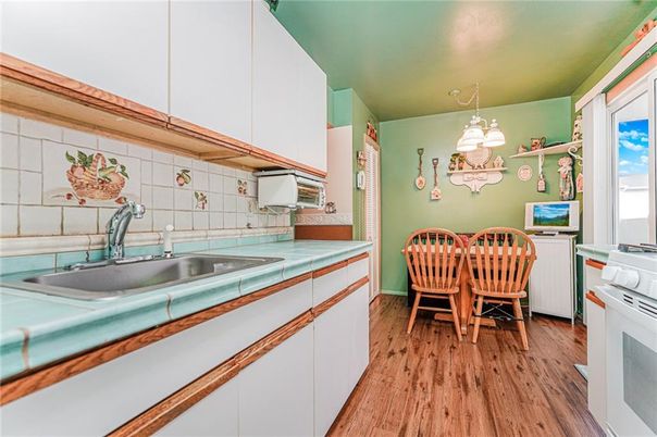 Chandelier, Dining room, Interior, Kitchen, Pendant Lights, Tile Countertops, Wood Texture Flooring