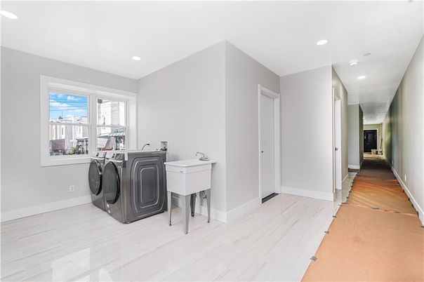 Interior, Recessed Lighting, Washer, Wood Texture Flooring