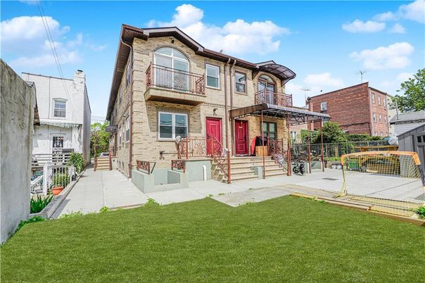 Backyard, Exterior, Facade, Brick Facade, Rowhouse