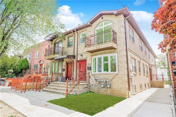 Exterior, Facade, Brick Facade, Rowhouse