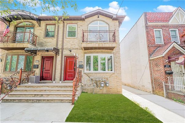 Exterior, Facade, Brick Facade, Rowhouse