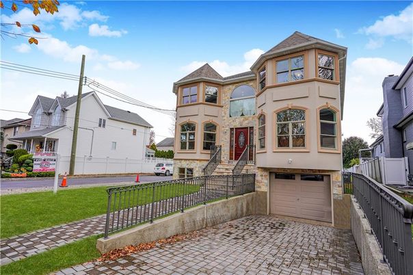 Attached, Exterior, Facade, Queen Anne Victorian