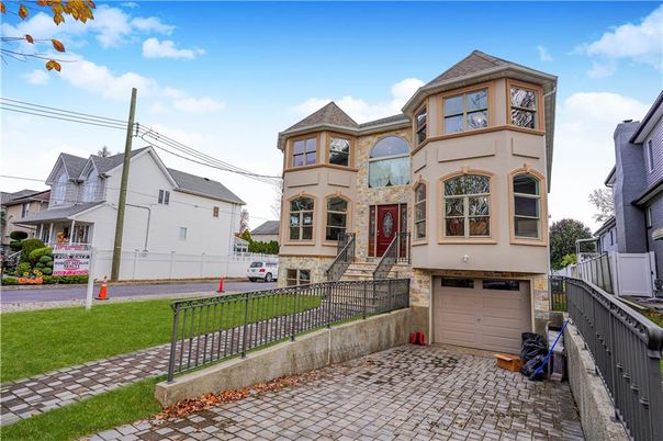 Attached, Exterior, Facade, Queen Anne Victorian