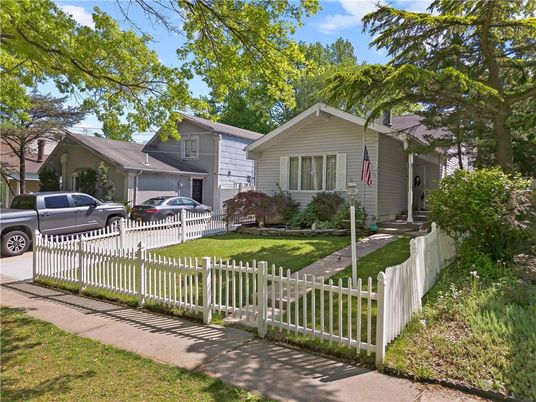 Exterior, Facade, American Craftsman