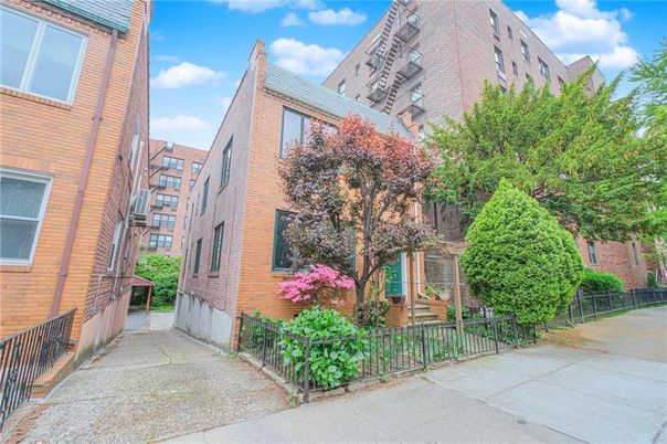 Exterior, Facade, Brick Facade, Rowhouse