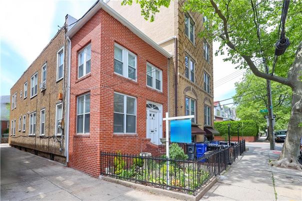 Exterior, Facade, Brick Facade, Rowhouse