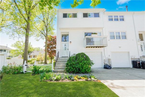 Attached, Exterior, Facade, Rowhouse