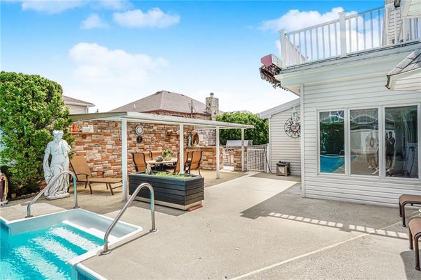 Exterior, Pool