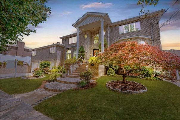 Exterior, Facade, Brick Facade, Rowhouse
