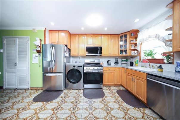 Interior, Kitchen, Recessed Lighting, Stainless Steel Appliances, Washer