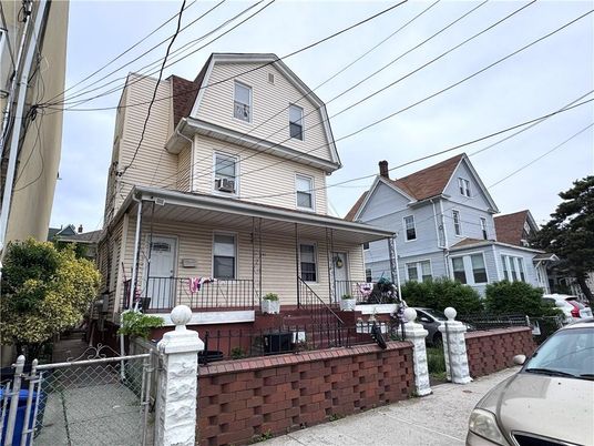Exterior, Facade, Queen Anne Victorian