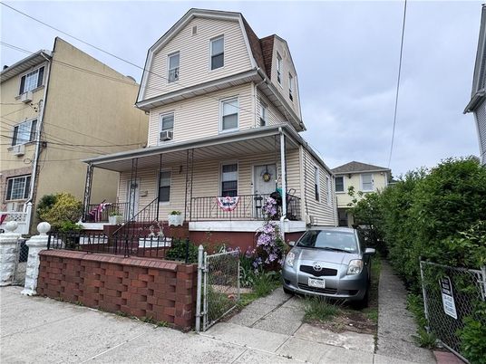 Exterior, Facade, Queen Anne Victorian