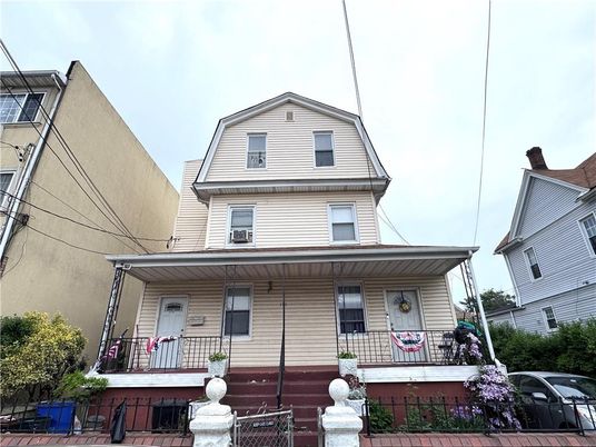 Exterior, Facade, Queen Anne Victorian