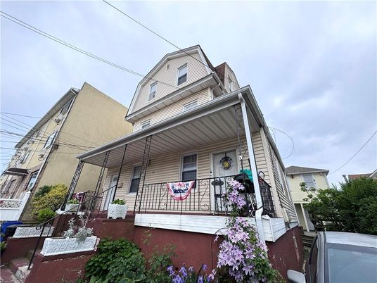 Exterior, Facade, Queen Anne Victorian