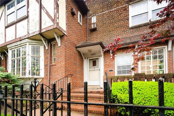 Exterior, Facade, Brick Facade, Rowhouse
