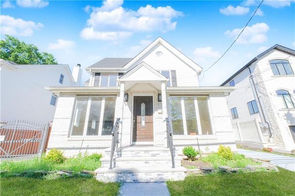 Exterior, Facade, Queen Anne Victorian