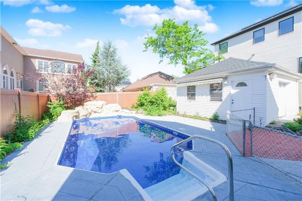 Exterior, Pool
