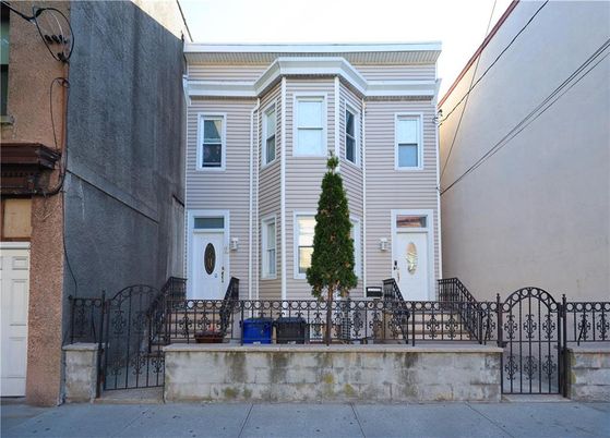 Exterior, Facade, Rowhouse
