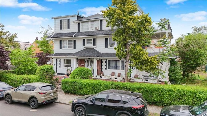 Exterior, Facade, Brick Facade, American Foursquare